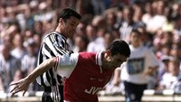 Final Piala FA 1998 antara Arsenal kontra Newcastle United jadi final pertama Arsene Wenger di Wembley. The Gunners menang 2-0 dan jadi juara. (Getty Images)