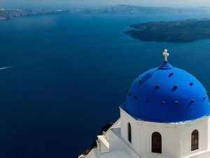 Santorini, Pulau Fantasi Khas Yunani yang Sembunyikan Rahasia Kelam