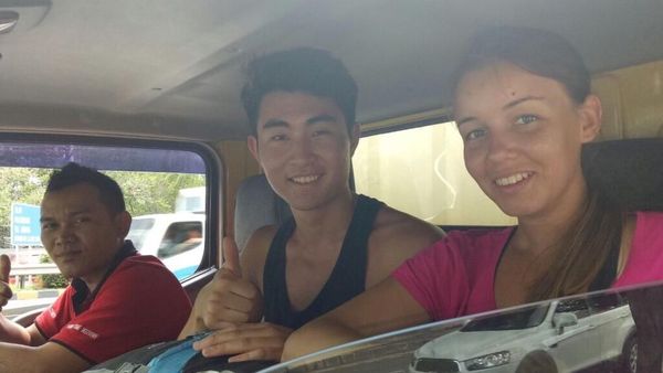 Ini Bule yang Kehabisan Ongkos di Jakbar dan Dititipi Polisi Naik Truk