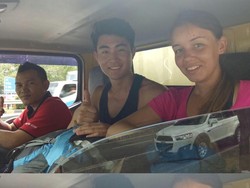 Bertemu Bule Kehabisan Ongkos? Ini yang Seharusnya Dilakukan