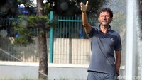 Pelatih Timnas Indonesia, Luis Milla terus memberikan kemampuan terbaiknya untuk mengarahkan dan memimpin anak asuhnya dalam berlatih memahami teknik dan pola sepak bola yang diterapkannya di Lapangan ABC, Senayan.