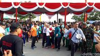 Foto: Risma Nyaris Pingsan saat Bersih-bersih Sampah