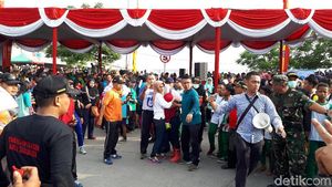 Foto: Risma Nyaris Pingsan saat Bersih-bersih Sampah