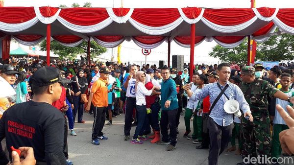 Foto: Risma Nyaris Pingsan saat Bersih-bersih Sampah