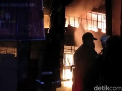 Kebakaran di Pasar Banjarsari Kota Pekalongan Meluas
