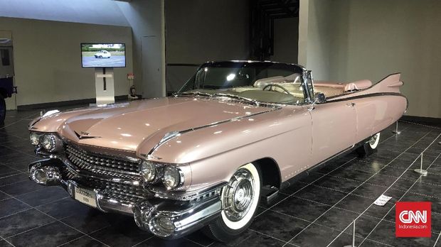 Koleksi mobil di Museum Toyota.