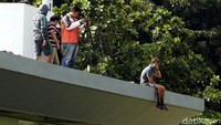 Milla memantau langsung jalannya pertandingan dari atas balkon tanpa rasa takut jatuh.