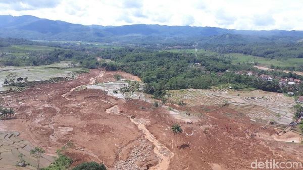 Foto Udara Bencana Longsor Brebes yang Tewaskan 9 Orang
