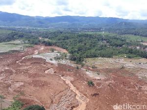 Foto Udara Bencana Longsor Brebes yang Tewaskan 9 Orang Foto Udara Bencana Longsor Brebes yang Tewaskan 9 Orang