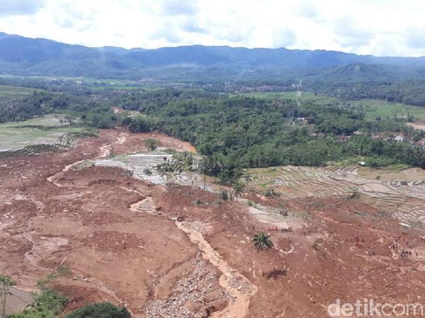 Foto Udara Bencana Longsor Brebes yang Tewaskan 9 Orang