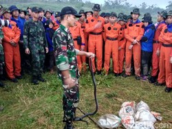 Aksi Prajurit TNI dan Pramugari Kepresidenan Survival Santap Cobra