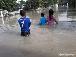 Kali Lamong Meluap, Ratusan Rumah di Gresik Terendam Banjir Kali Lamong Meluap, Ratusan Rumah di Gresik Terendam Banjir