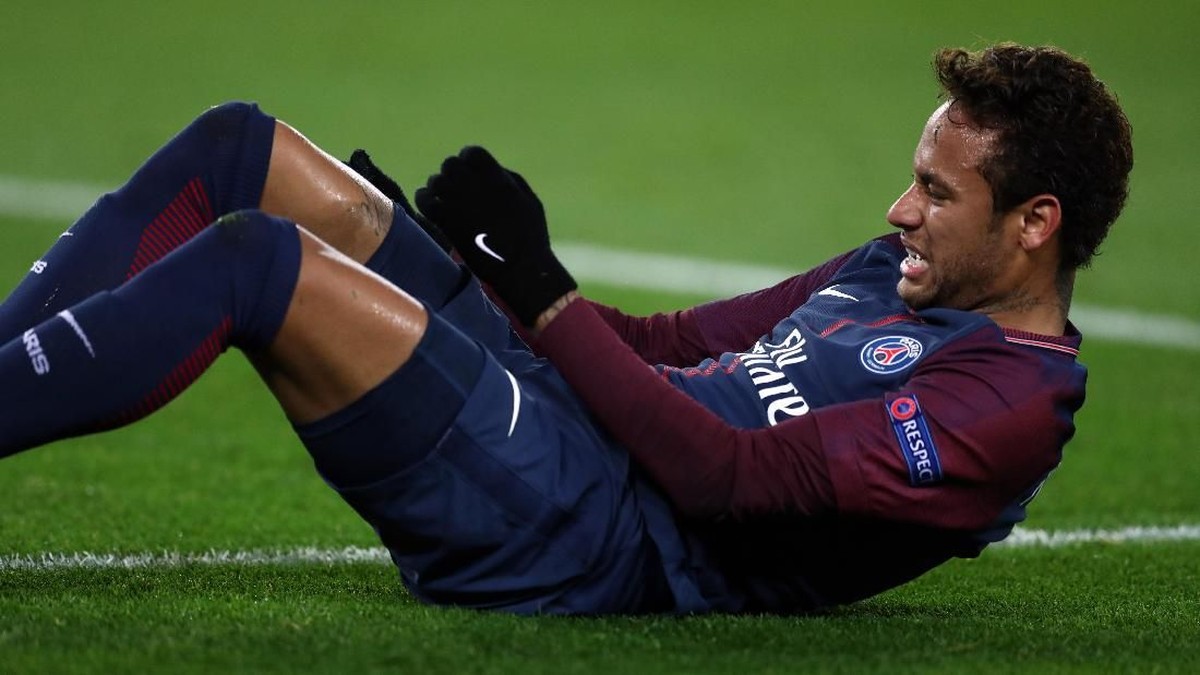 Neymar sedang menjalani pemulihan cedera di Brasil (Foto: Catherine Ivill/Getty Images)