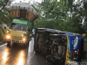 Bus Rombongan Pengantin Terguling, 1 Orang Tewas, 13 Terluka