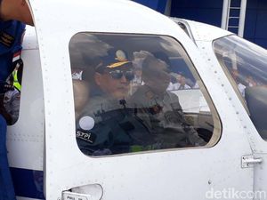 Menhub Jajal Terbangkan Pesawat Kecil