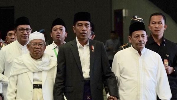 Genggaman Tangan Jokowi dengan Habib Luthfi dan KH Maruf Amin