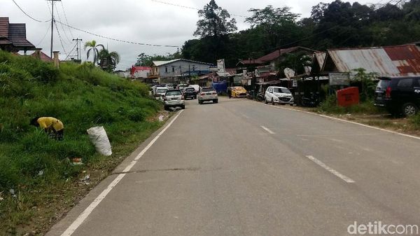 Foto: Jalan Perbatasan Indonesia Vs Malaysia, Mulus Mana?