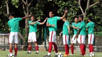Timnas U-23 sedang bersiap untuk berlaga di Asian Games 2018 pada Agustus mendatang. Sementara itu, timnas U-19 akan berlaga pada putaran final Piala AFF 2018, yang juga digelar di Indonesia pada Juli nanti.