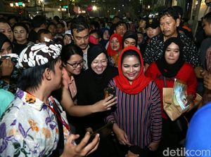 Rehat Kampanye, Puti Bareng Risma Mlaku-Mlaku Nang Tunjungan
