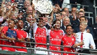 Di tahun yang sama, Wenger membawa Arsenal mengalahkan Manchester City 3-0 pada laga Community Shield. (Getty Images)