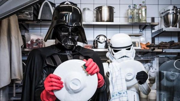 Begini Jadinya Kalau Darth Vader Lagi Krisis Finansial