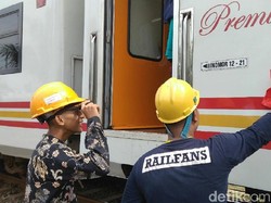 Bersihkan KA, Wujud Cinta Railfans Pada Kereta Api Indonesia