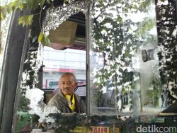 Kaca Bus Mira Dilempar Batu Pria Tak Dikenal, 2 Penumpang Luka