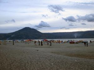 Syahdunya Sore di Pantai Pasir Putih Parbaba