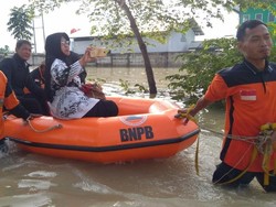 Aksi Emak-emak di Brebes yang Tetap Selfie Saat Dievakuasi