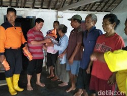 Banjir Madiun Surut, Korban Terdampak Diberi Bantuan Logistik