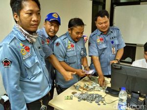 Foto: Duit Rp 2,3 Juta di Karung Pengemis di Slipi Jakbar