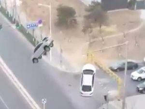 Mencengangkan! Lagi Jalan, 2 Mobil Ini Tiba-tiba Melayang