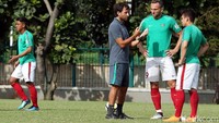 Luis Milla memberikan arahan untuk para pemainnya.