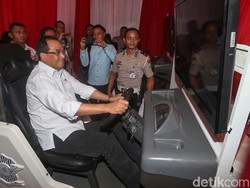 Ketika Menhub Jajal Simulator Bikin SIM A Umum