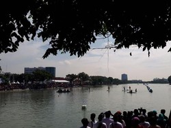 Adu Cepat di Danau Sunter, Susi-Sandiaga Lintasi Garis Finish Bersama