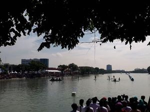 Adu Cepat di Danau Sunter, Susi-Sandiaga Lintasi Garis Finish Bersama Adu Cepat di Danau Sunter, Susi-Sandiaga Lintasi Garis Finish Bersama