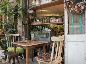 Nikmatnya Menghirup Matcha Latte dengan Suasana Kebun Bunga di Kafe Ini