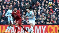 West Ham kemudian sempat mengancam lewat tendangan Marko Arnautovic. Tembakannya menerpa mistar gawang. (Foto: Peter Powell/REUTERS)