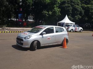 Sopir Taksi Online dan Konvensional Dilatih Berkendara Aman