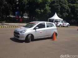 Sopir Taksi Online dan Konvensional Dilatih Berkendara Aman