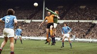 Momen tunggal City kalah di final Piala Liga Inggris terjadi di tahun 1974 ketika tunduk 1-2 dari Wolverhampton Wanderers di Wembley, walaupun dua tahun setelah kejadian City kembali masuk final dan menjadi juara (1976). (Foto: Allsport/Getty Images)