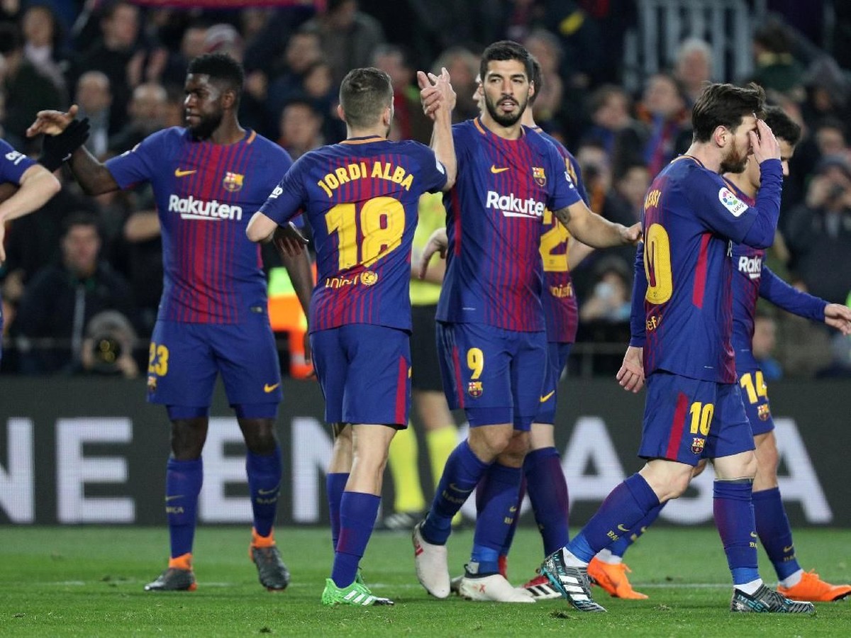Barcelona merayakan gol Luis Suarez ke gawang Girona. (Foto: Sergio Perez/Reuters)