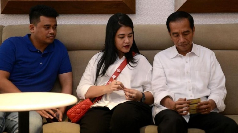 Potret Jokowi Nonton Dilan 1990 Bareng Kahiyang-Bobby Potret Jokowi Nonton Dilan 1990 Bareng Kahiyang-Bobby