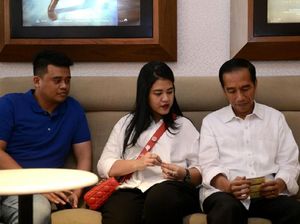 Potret Jokowi Nonton Dilan 1990 Bareng Kahiyang-Bobby Potret Jokowi Nonton Dilan 1990 Bareng Kahiyang-Bobby