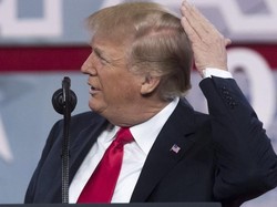 Gaya Trump Tanggapi Video Viral Rambutnya yang Alami Kebotakan