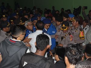 Kericuhan di Pengumuman Putusan Sengketa Pilbup Garut Kericuhan di Pengumuman Putusan Sengketa Pilbup Garut