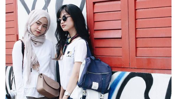 Gaya Sepasang Kembar Identik Cantik dari Indonesia yang Sukses Jadi Blogger