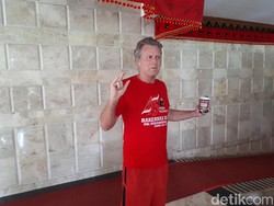 Gaya Metal Bule Amerika Pakai Kaos Rakernas PDIP di Bali