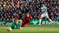 Kesalahan dari Liverpool berbuah fatal. Michail Antonio dengan tenang menaklukkan Loris Karius. (Foto: Carl Recine/Action Images via Reuters)