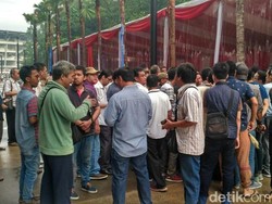 Ratusan Driver Taksi Online Padati GBK Sejak Pukul 7.00 Pagi